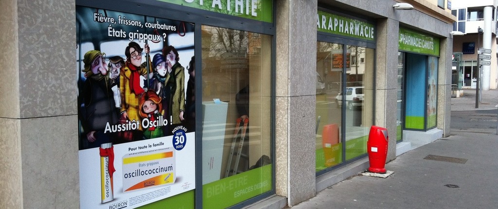 Pharmacie les canuts lyon vitrine creation identité visuelle signaletique mise en place thomas voge