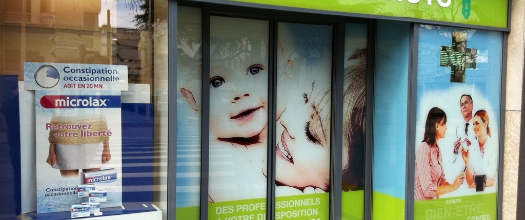 Pharmacie les canuts lyon vitrine creation identité visuelle signaletique mise en place thomas voge