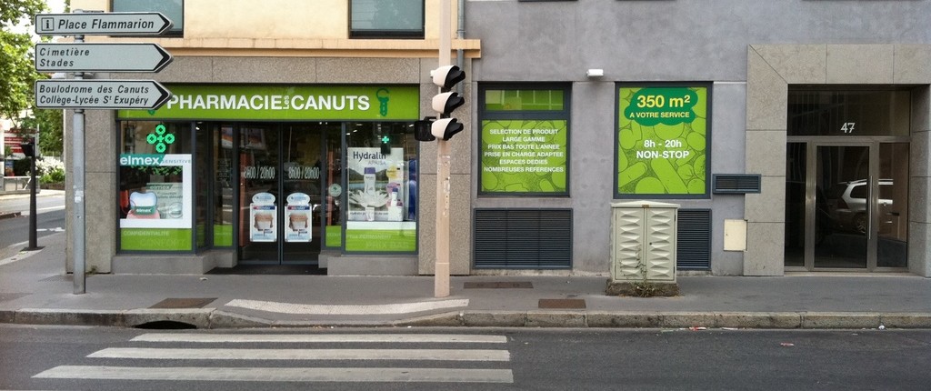 Pharmacie les canuts lyon vitrine creation identité visuelle signaletique mise en place thomas voge