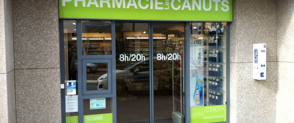 Pharmacie les canuts lyon vitrine creation identité visuelle signaletique mise en place thomas voge